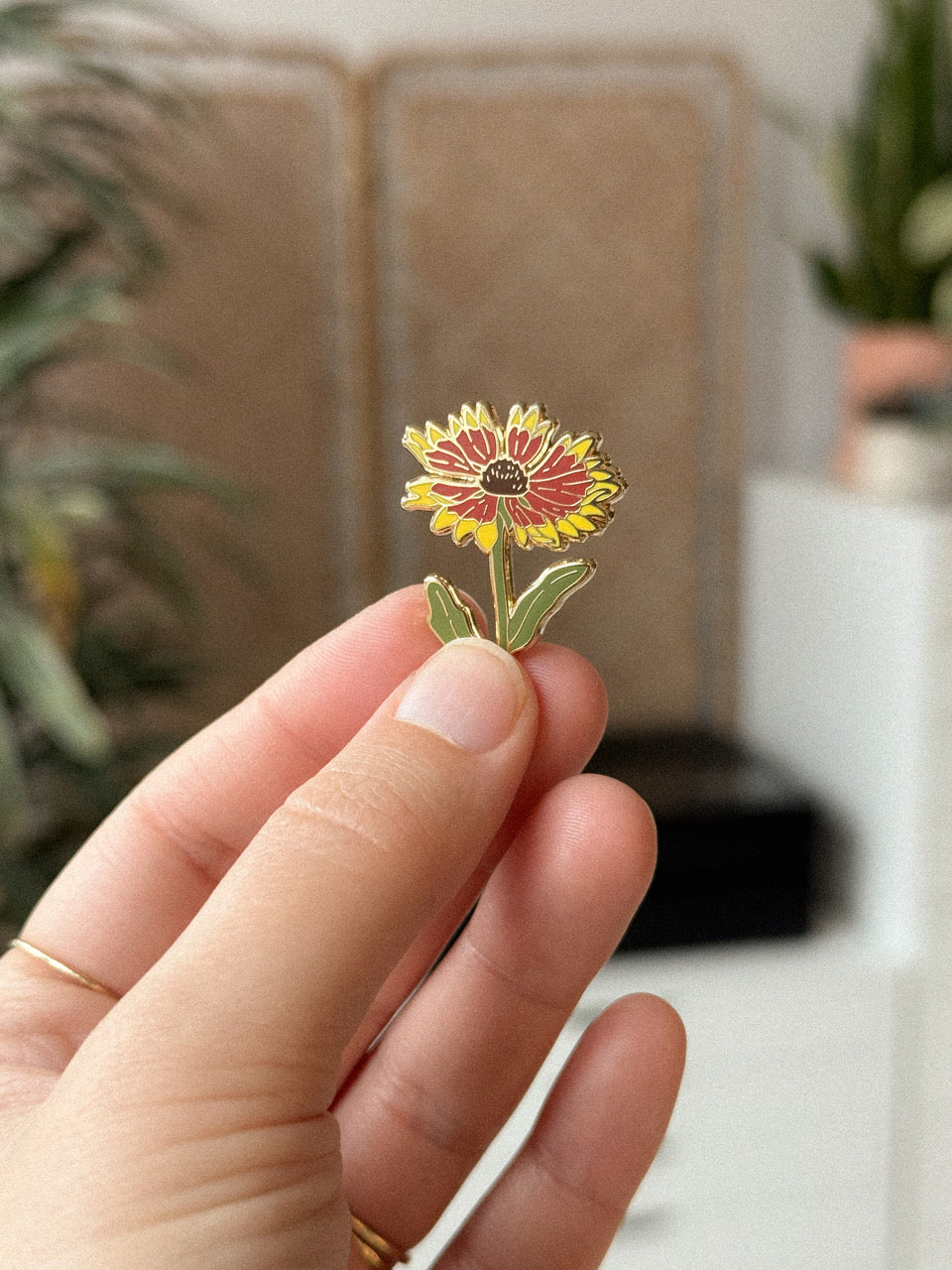 Chloé Gray Blanket Flower Enamel Pin
